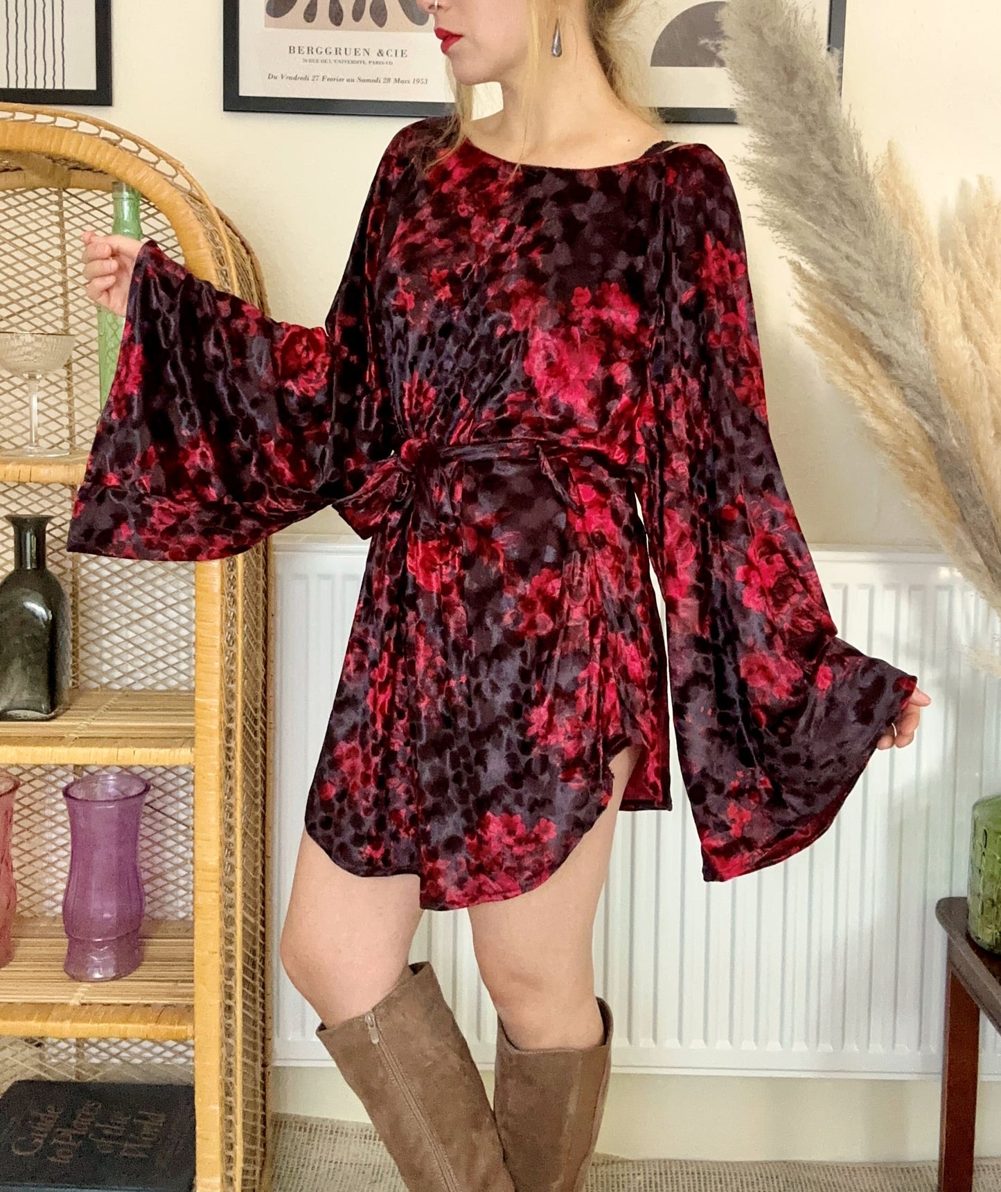 velvet mini dress in black/red